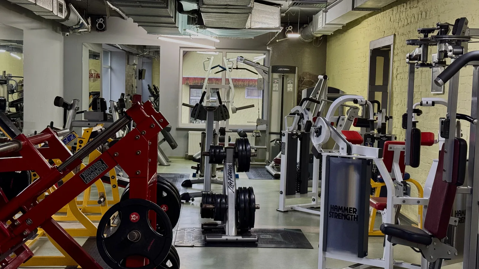Зона тренажерів Hammer Strength у залі SPORTMAX86